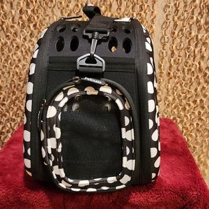 LIKE NEW: Fashionable Petmate 21788 Curvations Cat and Puppies Tote